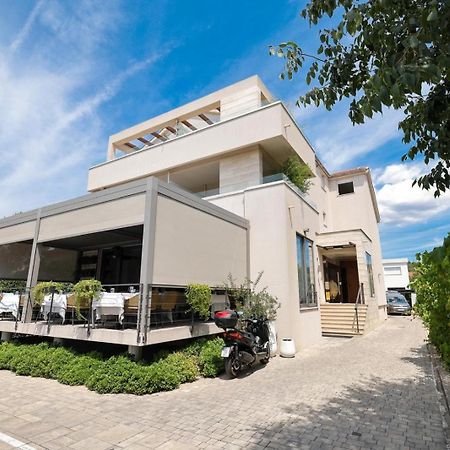 Rooms & Restaurant Matanovi Dvori Sukošan Dış mekan fotoğraf