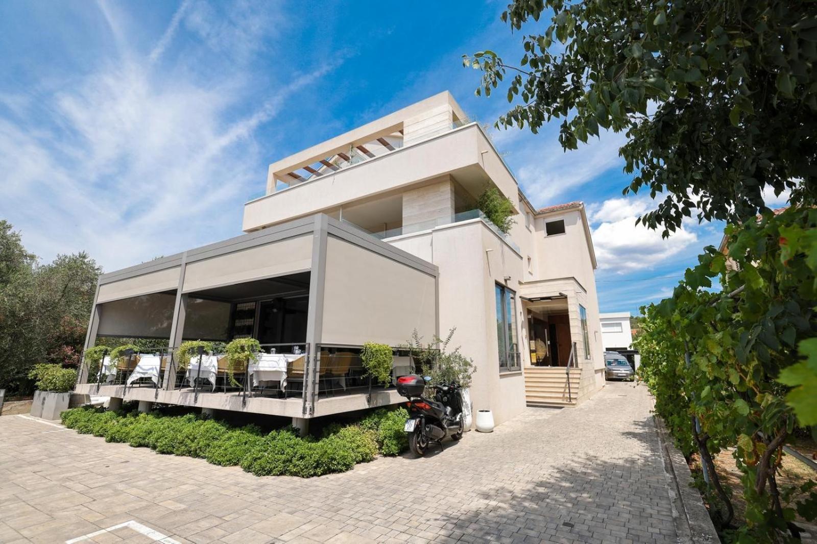 Rooms & Restaurant Matanovi Dvori Sukošan Dış mekan fotoğraf