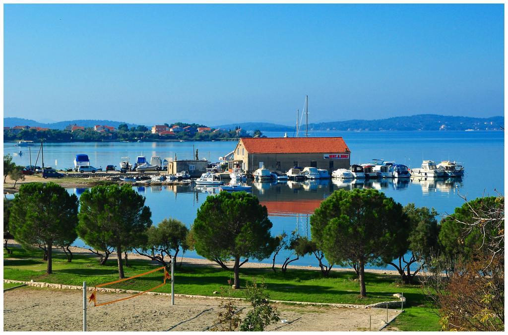 Rooms & Restaurant Matanovi Dvori Sukošan Dış mekan fotoğraf