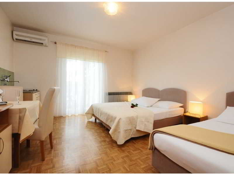 Rooms & Restaurant Matanovi Dvori Sukošan Dış mekan fotoğraf