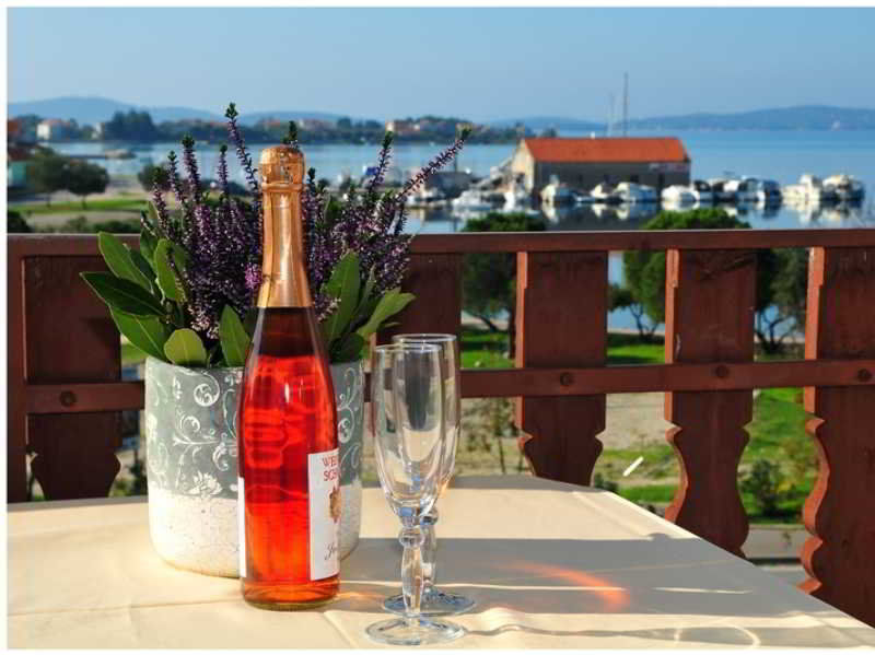 Rooms & Restaurant Matanovi Dvori Sukošan Dış mekan fotoğraf