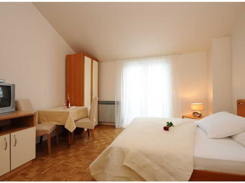 Rooms & Restaurant Matanovi Dvori Sukošan Dış mekan fotoğraf