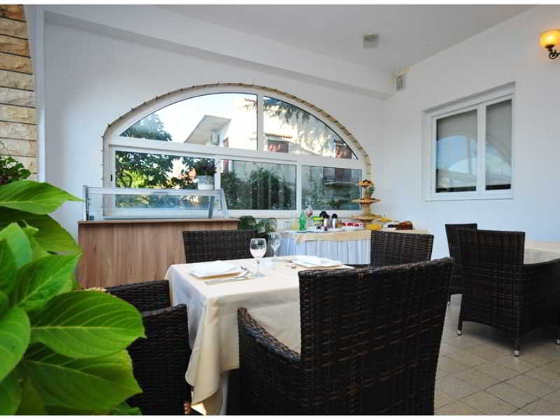 Rooms & Restaurant Matanovi Dvori Sukošan Dış mekan fotoğraf