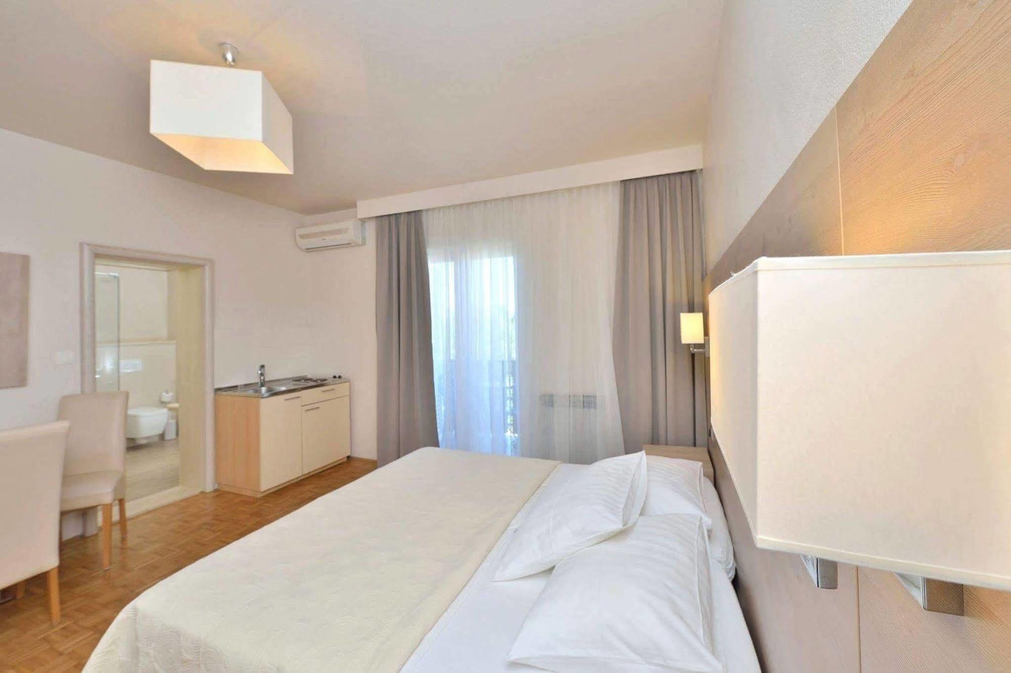 Rooms & Restaurant Matanovi Dvori Sukošan Dış mekan fotoğraf