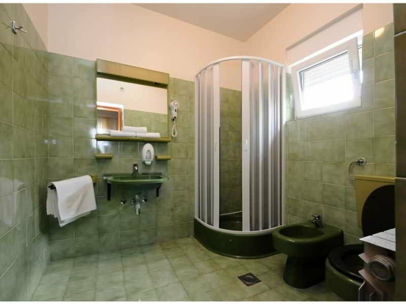 Rooms & Restaurant Matanovi Dvori Sukošan Dış mekan fotoğraf